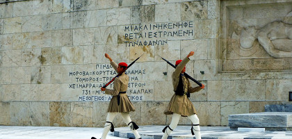 Смена почетного караула у здания Парламента в Афинах