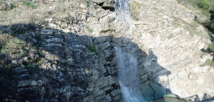 Небольшой водопад в окрестностях Кахетии