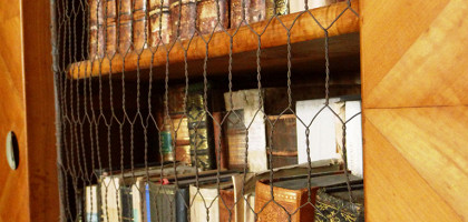 Книжные полки библиотеки аббатства Паннонхальма в Дьере