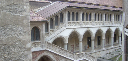 Замок Корвинов, двор