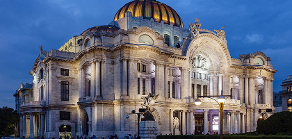 Вид на дворец изящных искусств в Мехико вечером