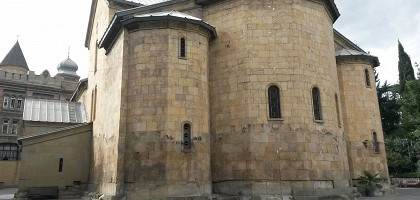 Фасад собора Успения Пресвятой Богородицы в Тбилиси