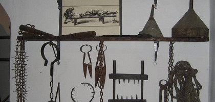 Экспонаты Музея пыток в Вольтерре