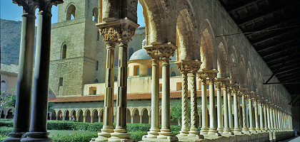 Восточная колоннада клуатра (внутреннего двора) кафедрального собора, Монреале