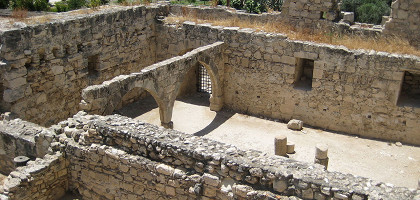 Руины построек замка Колосси