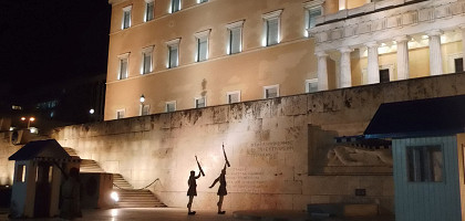 Вечерняя смена почетного караула у здания Парламента в Афинах