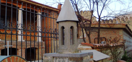 Маленькая церковь на улицах Телави, Грузия