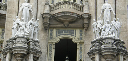 Большой театр Гаваны, мраморные статуи на фасаде
