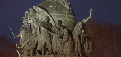 Вечерний вид памятника Тысячелетие России в Великом Новгороде