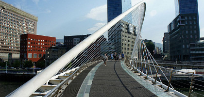 Пешеходный мост Зубизури в Бильбао, Испания