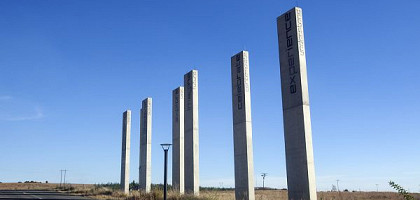 Столпы при въезде в музей Maropeng в Йоханнесбурге