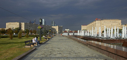 Поклонная гора, аллея возле фонтанов