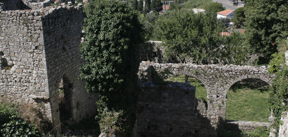 Вид на крепость Старый Бар и город Бар