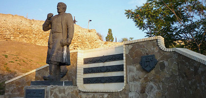 Памятник Афанасию Никитину в Феодосии