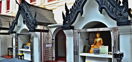 Ват Ратчанадда, рядом с храмом