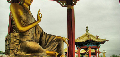 Одна из 17 статуй буддийских учителей вокруг Золотой обители Будды Шакьямуни