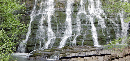 Потоки воды Змейковского водопада в Хостинском районе