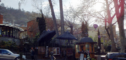 Памятник тамаде в Тбилиси