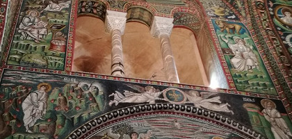 Архитектура и роспись стен в Равеннском соборе, Италия