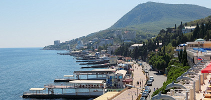 Набережная и гора Кастель в Алуште