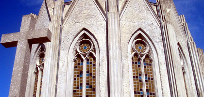 Кафедральный собор Ландакотскиркья, деталь фасада