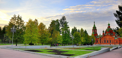 Сквер на Алом поле, вид на храм Александра Невского