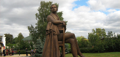 Усадьба Веневитинова, памятник Веневитинову