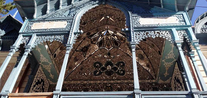 Дом Мирза-Риза-хана, зеркальные и бирюзовые узоры на внутренней стороне балкона