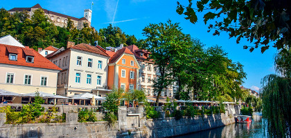Вид на дома с реки в Любляне
