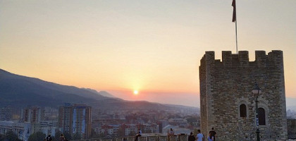 Туристы крепости в Скопье любуются закатом
