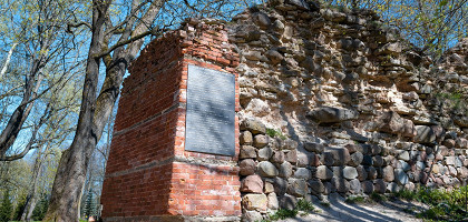 Мемориальная доска на руинах старых крепостных стен Гдова