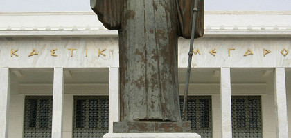 Статуя архиепископа Дамаскинос, Коринф