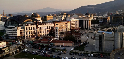 Город Скопье вечером