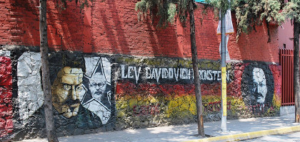 Дом Троцкого, граффити на стене музея