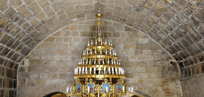 Красивая позолоченная люстра в церкви Ларнаки
