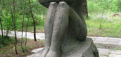 Памятник «Каменная девушка», Пицунда
