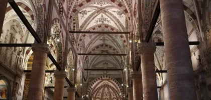 Внутреннее убранство собора в Вероне, Италия