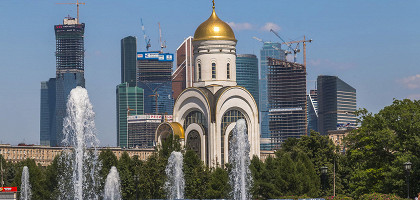 Фонтан в парке Победы, вид на храм Георгия Победоносца