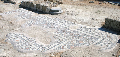 Фрагмент мозаики на развалинах ранне христианской базилики в Херсонисос