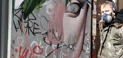 Художник расписывает стены на улицах Бристоля