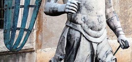 Замок Святого Ангела, мраморная статуя во внутреннем дворе