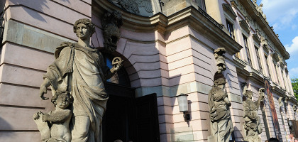 Вход в Берлинский университет имени Гумбольдта