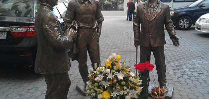 Памятник драматургам Вампилову, Розову и Володину во дворе театра Олега Табакова на улице Чаплыгина