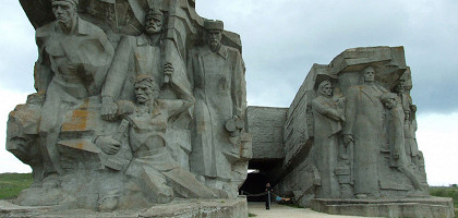Композиция над музеем обороны Аджимушкайских каменоломен, Керчь