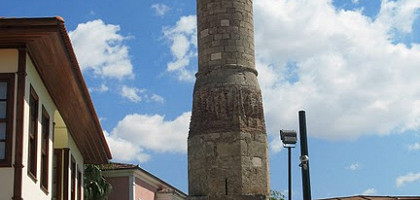 Безбашенная башня — остатки древней мечети в Анталии