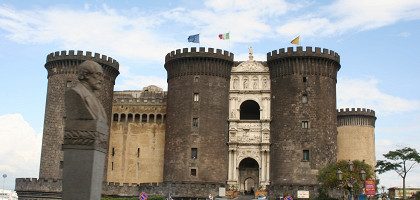 Замок в Неаполе, Италия
