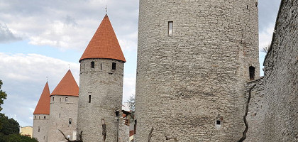Нижний город Таллина,на переднем плане — башня Кёйсмяэ