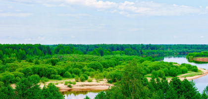 Песчаный берег реки в Плёсе