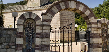 Монастырь Подмаине, ворота
