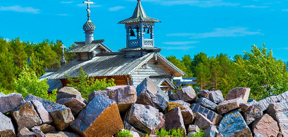 Вытегра, Россия, небольшая деревянная часовня на скалистом берегу Онежского озера